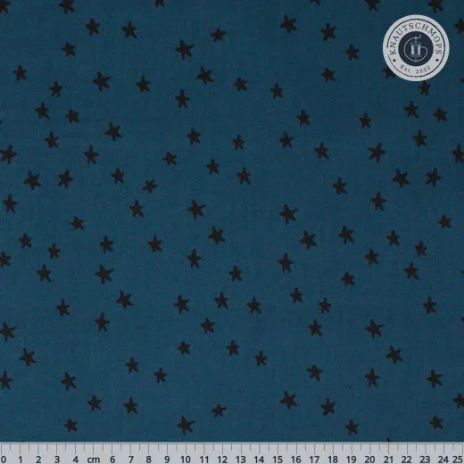 Ruby Star Society Blenders Star Starry Smoke Petrolblauer Baumwollstoff mit schwarzen handgezeichneten Sternen, mit Zentimeter-Maßstab am unteren Bildrand.