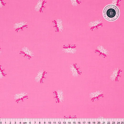 Pinkfarbener Baumwollstoff mit stilisierten Leuchtkäfer-Motiven, mit Zentimeter-Maßstab am unteren Bildrand.