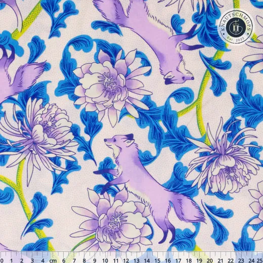 Ruby Star Society Glow Garden Fox Bloom Florals Natural Cremefarbener Baumwollstoff mit lila Füchsen zwischen blauen Blattranken und Pfingstrosen-Blüten, mit Zentimeter-Maßstab am unteren Bildrand.