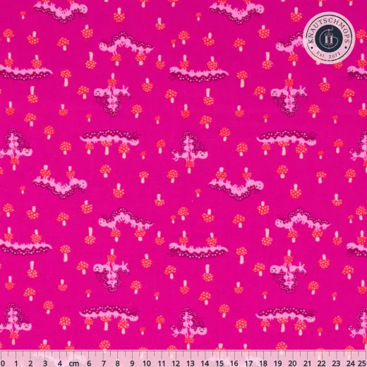 Pinkfarbener Baumwollstoff mit rosa Raupen und roten Fliegenpilzen, mit Zentimeter-Maßstab am unteren Bildrand.