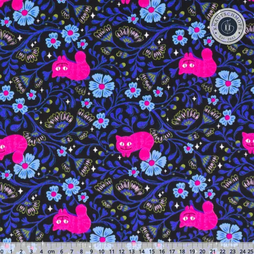 Schwarzer Baumwollstoff mit grinsenden pinkfarbenen Cheshire-Katzen und blauen Blüten, mit Zentimeter-Maßstab am unteren Bildrand.