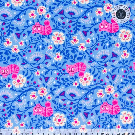 Kornblumenblauer Baumwollstoff mit grinsenden pinkfarbenen Cheshire-Katzen und cremefarbenen Blüten, mit Zentimeter-Maßstab am unteren Bildrand.