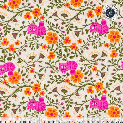 Cremefarbener Baumwollstoff mit grinsenden pinkfarbenen Cheshire-Katzen und orangefarbenen Blüten, mit Zentimeter-Maßstab am unteren Bildrand.