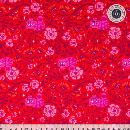 Roter Baumwollstoff mit grinsenden magentafarbenen Cheshire-Katzen und rosa Blüten, mit Zentimeter-Maßstab am unteren Bildrand.