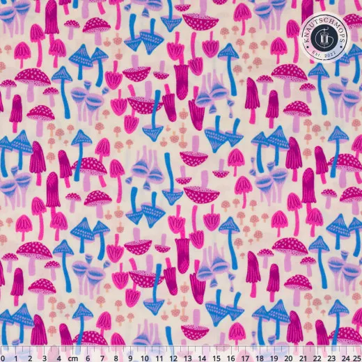 Cremefarbener Baumwollstoff mit stilisierten Pilzen in Pink, Magenta und Blau, mit Zentimeter-Maßstab am unteren Bildrand.