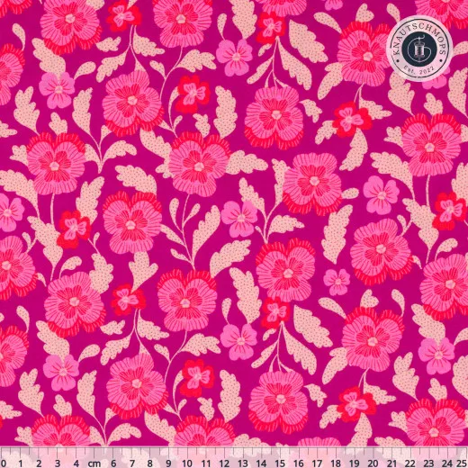Magentafarbener Baumwollstoff mit pinkfarbenen Stiefmütterchen-Blüten und beige gepunkteten Blättern, mit Zentimeter-Maßstab am unteren Bildrand.