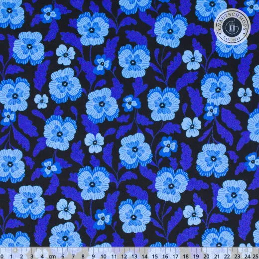 Ruby Star Society Hello Alice Violets Black Schwarzer Baumwollstoff mit blauen Stiefmütterchen-Blüten und lila Blättern, mit Zentimeter-Maßstab am unteren Bildrand.