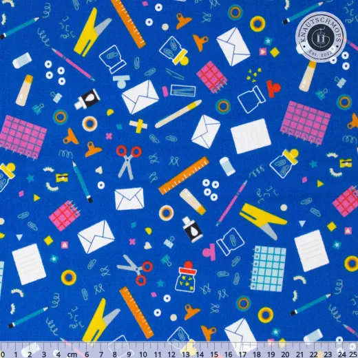 Ruby Star Society Salutations Tools Lapis Kobaltblauer Baumwollstoff mit bunten Schreibwaren-Motiven wie Scheren, Briefumschlägen, Linealen und Büroklammern, mit Zentimeter-Maßstab am unteren Bildrand.