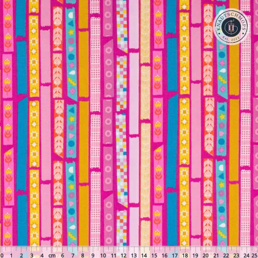Magentafarbener Baumwollstoff mit bunten vertikalen Washi-Tape-Streifen in Pink, Blau und Senfgelb, mit Zentimeter-Maßstab am unteren Bildrand.