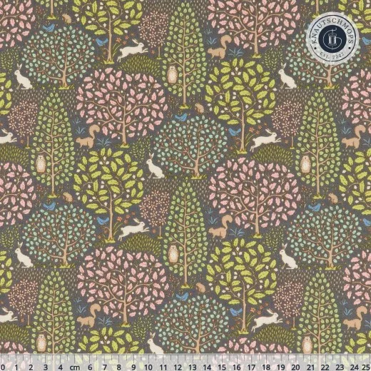 Tilda Sanctuary in Greygreen: Nahaufnahme des Waldtiere-Musters mit Zentimeter-Maßstab (25cm)