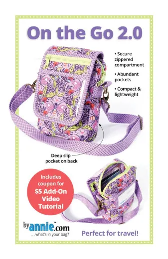 Vorderseite der ByAnnie's Schnittmusterhülle „On the Go 2.0" mit genähter Crossbody-Tasche im floralen Bienen-Stoff, inklusive Innenansicht der Fächer.