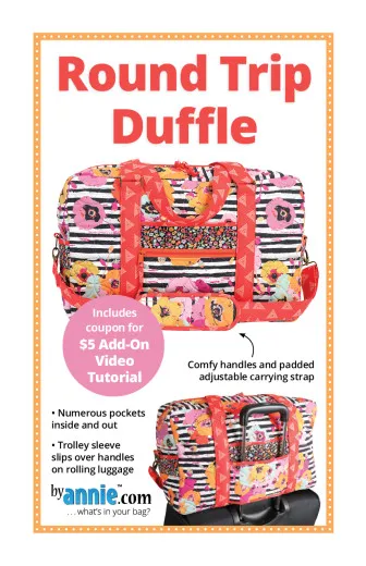 Vorderseite der ByAnnie's Schnittmusterhülle „Round Trip Duffle" mit genähter Reisetasche im floralen Streifen-Stoff, teils auf einem Rollkoffer befestigt.
