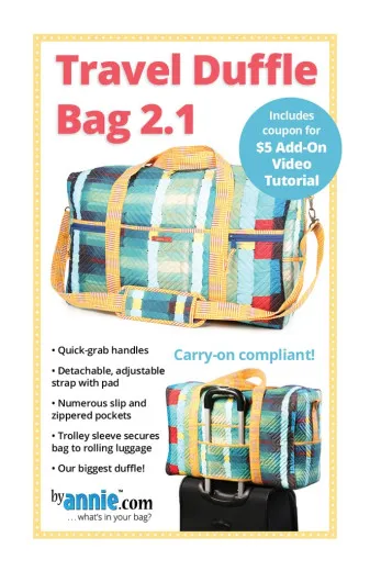 Vorderseite der ByAnnie's Schnittmusterhülle „Travel Duffle Bag 2.1" mit genähter großer Reisetasche im karierten Stoff, teils auf einem Rollkoffer befestigt.