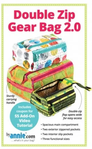 Vorderseite des ByAnnie's Schnittmusters „Double Zip Gear Bag 2.0“ mit den drei Taschengrößen in unterschiedlichen Stoffen.