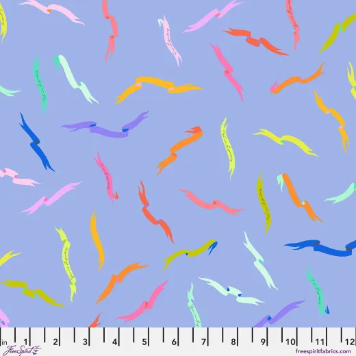 Schriftband-Muster Dream Bunte, geschwungene Schriftbänder mit handgeschriebenen Worten auf periwinkleblauem Fond.
