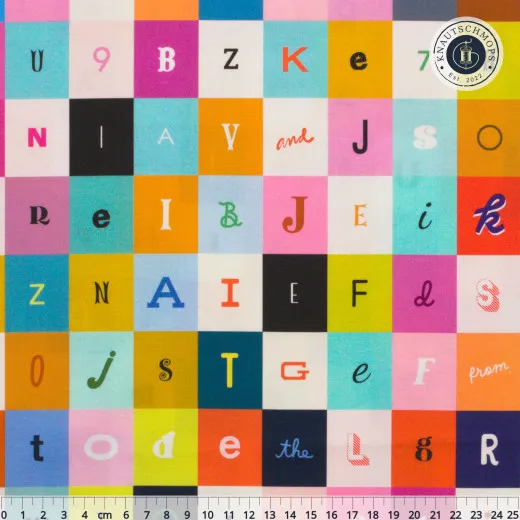 Musterausschnitt mit bunten Karos, die jeweils einen Buchstaben, eine Zahl oder ein Symbol in unterschiedlichen Schriftarten zeigen.