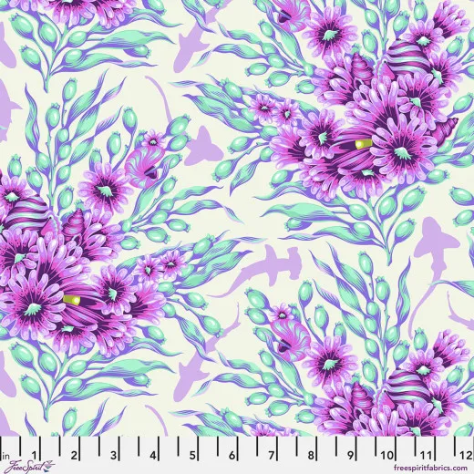 Nahaufnahme des Blumenmusters Shadow Sharks in Ultraviolet mit Zoll-Maßband und FreeSpirit-Fabrics-Logo am unteren Rand.