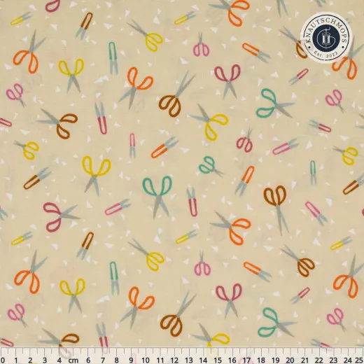 Snip-Snip-Stoff in Parchment mit bunten Scheren-Illustrationen, flach ausgebreitet mit Maßstab