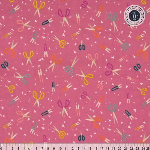 Snip Snip Plum – Musteransicht Snip-Snip-Stoff in Plum mit bunten Scheren-Illustrationen, flach ausgebreitet mit Maßstab