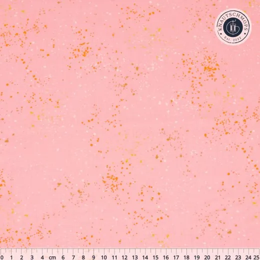 Ruby Star Society Speckled Stoffmuster in Balmy, flach ausgebreitet mit Zentimeter-Maßband.