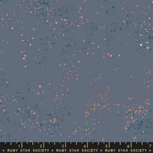 Speckled Blue Slate – Musterdetail Nahaufnahme des graublauen Speckled-Musters in Blue Slate mit petrolfarbenen, orangefarbenen und violetten Farbtupfern, aufgedrucktem Lineal und Ruby-Star-Society-Schriftzug.