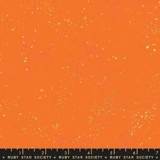 Speckled Burnt Orange – Musterdetail Nahaufnahme des orangefarbenen Speckled-Musters in Burnt Orange mit goldenen und pinkfarbenen Farbtupfern, aufgedrucktem Lineal und Ruby-Star-Society-Schriftzug.