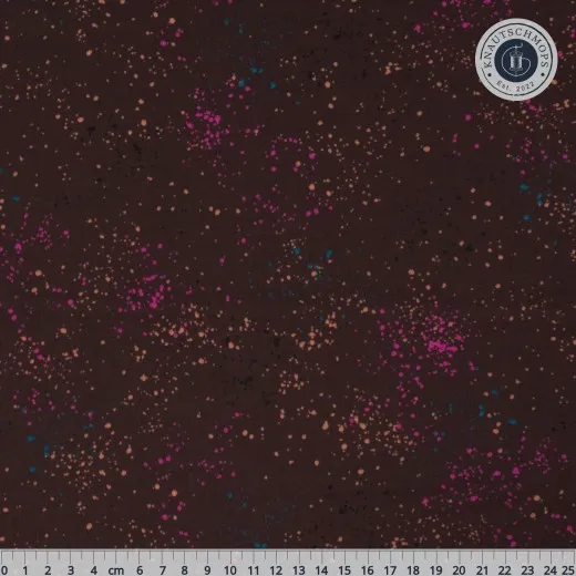 Speckled-Patchworkstoff von Ruby Star Society in Caviar (Dunkelbraun mit pinken und apricotfarbenen Farbsprenkeln), Nahaufnahme mit Zentimeter-Maßband