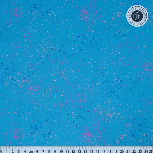 Speckled Chambray – Musteransicht Ruby Star Society Speckled Stoffmuster in Chambray, flach ausgebreitet mit Zentimeter-Maßband.