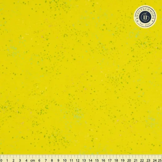 Speckled Citron – Musterübersicht Speckled-Patchworkstoff von Ruby Star Society in Citron (Gelb mit grünen Farbsprenkeln und Gold-Glitzerakzenten), Nahaufnahme mit Zentimeter-Maßband