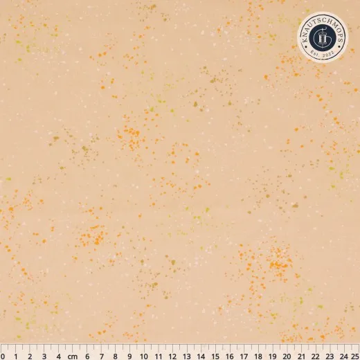 Speckled-Patchworkstoff von Ruby Star Society in Creme Brulee, Nahaufnahme mit Zentimeter-Maßband