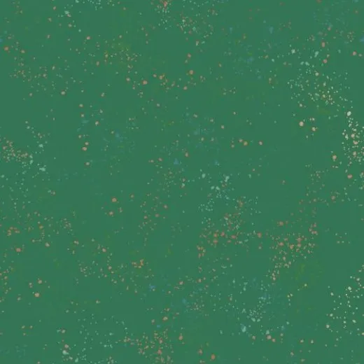 Speckled Emerald Green – Stoffdetail Nahaufnahme des melierten Baumwollstoffs Speckled in Emerald Green mit lachsfarbenen und mintgrünen Farbspritzern auf tiefem Smaragdgrün.