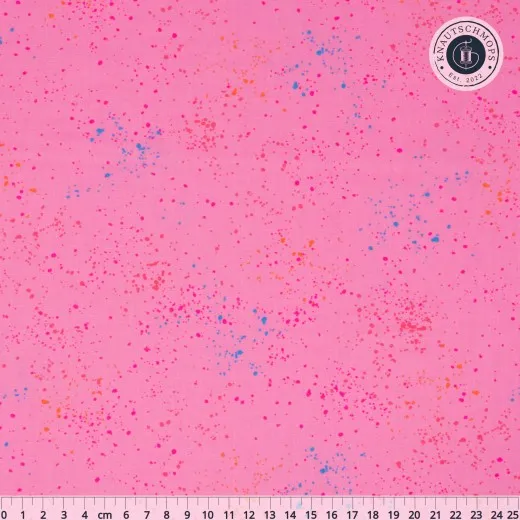 Ruby Star Society Speckled Stoffmuster in Flamingo, flach ausgebreitet mit Zentimeter-Maßband.