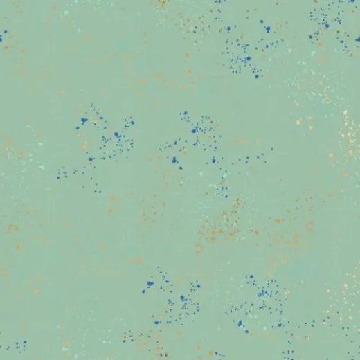 Speckled Frost – Stoffdetail Nahaufnahme des melierten Baumwollstoffs Speckled in Frost mit goldmetallic-, dunkelblauen und türkisen Farbspritzern auf zartem Salbeigrün.