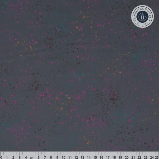 Speckled-Patchworkstoff von Ruby Star Society in Ghostly (Dunkelgrau mit pinken und petrolfarbenen Farbsprenkeln), Nahaufnahme mit Zentimeter-Maßband