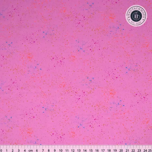 Speckled Lupine – Musteransicht Ruby Star Society Speckled Stoffmuster in Lupine, flach ausgebreitet mit Zentimeter-Maßband.