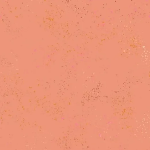 Nahaufnahme des melierten Baumwollstoffs Speckled in Melon mit kupfer- und altrosafarbenen Farbspritzern auf lachsfarbenem Grund.