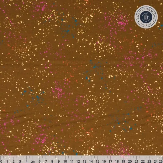 Ruby Star Society Speckled Stoffmuster in Metallic Cocoa, flach ausgebreitet mit Zentimeter-Maßband.