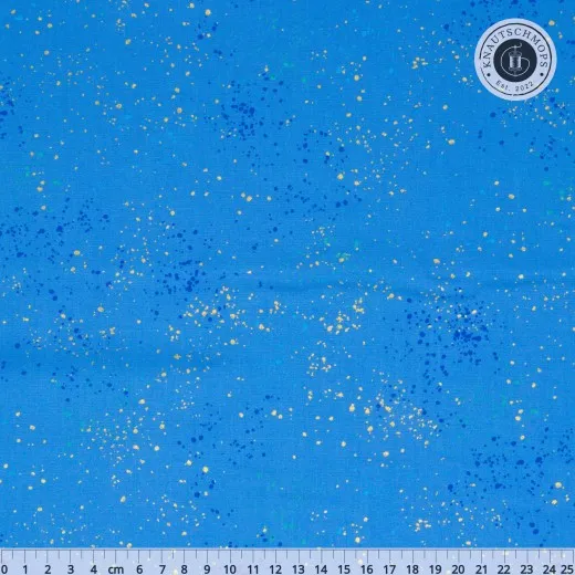 Ruby Star Society Speckled Stoffmuster in Metallic Lindley Blue, flach ausgebreitet mit Zentimeter-Maßband.