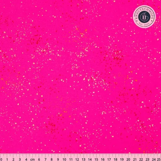 Speckled Metallic Playful – Musteransicht Ruby Star Society Speckled Stoffmuster in Metallic Playful: pinkfarbener Fond mit goldfarbenen Metallic-Tupfern und roten Farbakzenten, flach ausgebreitet mit Zentimeter-Maßband.