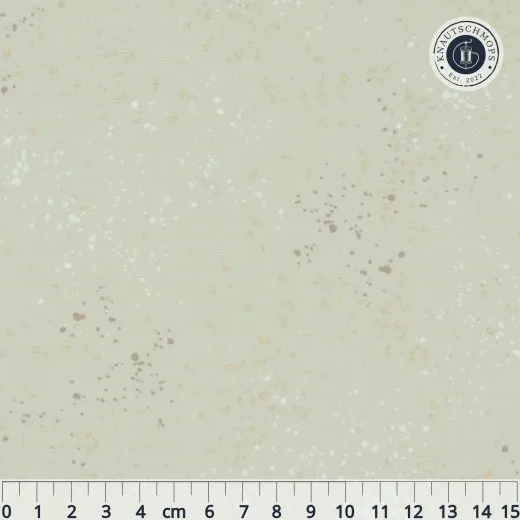 Nahaufnahme des Ruby Star Society Speckled Stoffs in Natural: naturweißer Fond mit zartbraunen und weißen Farbsprenkeln, Maßband zeigt die Musterdichte.