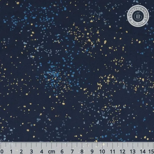 Ruby Star Society Speckled Stoffmuster in Navy: extrabreiter Baumwollsatin mit goldfarbenen Metallic-Tupfern und blauen Farbakzenten, flach ausgebreitet mit Zentimeter-Maßband.