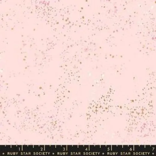 Nahaufnahme des zartrosa Speckled-Musters in Pale Pink mit roségoldenen Farbtupfern, aufgedrucktem Lineal und Ruby-Star-Society-Schriftzug.