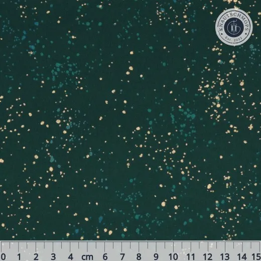 Ruby Star Society Speckled Stoffmuster in Pine: dunkelgrüner Fond mit goldfarbenen Metallic-Tupfern und türkisen Farbakzenten, flach ausgebreitet mit Zentimeter-Maßband.