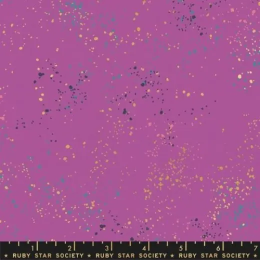 Nahaufnahme des magentafarbenen Speckled-Musters in Witchy mit goldenen und dunkelblauen Farbtupfern, aufgedrucktem Lineal und Ruby-Star-Society-Schriftzug.
