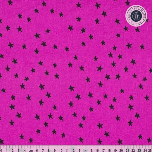 Baumwollstoff Starry Witchy: schwarze Sterne auf pinkem Grund mit Lineal zur Größenangabe