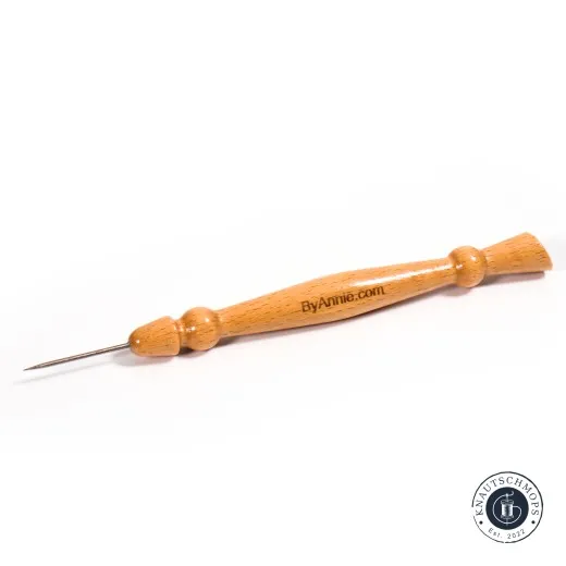 Das ByAnnie's Stiletto and Pressing Tool aus Buchenholz mit angeschliffener Stahlspitze, freigestellt fotografiert.