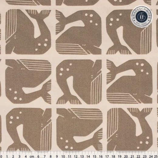 Zusammengelegte Stoffbahn mit dem gerasterten Wal-Motiv in Taupe auf naturweißem Fond.
