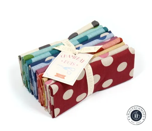 Gebundenes Fat-Quarter-Stoffpaket der Tilda-Kollektion Chambray Dots mit Anhaenger, Farbverlauf von Petrol ueber Blau bis Bordeaux