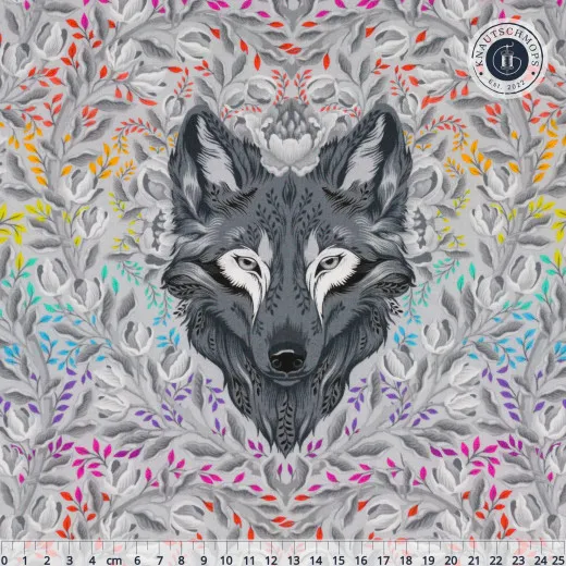 Detailaufnahme des Tula-Pink-Stoffs „Wolf of Pink Street“ aus der Kollektion Graywork in Fog mit Zentimeter-Maßband; zu sehen ist der Wolfskopf mit bunten Blattranken auf grauem Grund.