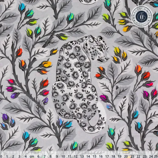 Stoffdetail mit Maßband Detailaufnahme des Tula-Pink-Stoffs „Beautymark“ aus der Kollektion Graywork in Fog mit Zentimeter-Maßband; zu sehen ist die liegende Raubkatze mit floralem Rosenmuster auf grauem Grund.